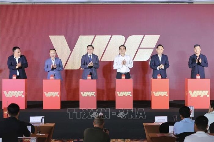 Đại biểu thực hiện nghi thức công bố bộ nhận diện thương hiệu. Ảnh: Minh Quyết/TTXVN