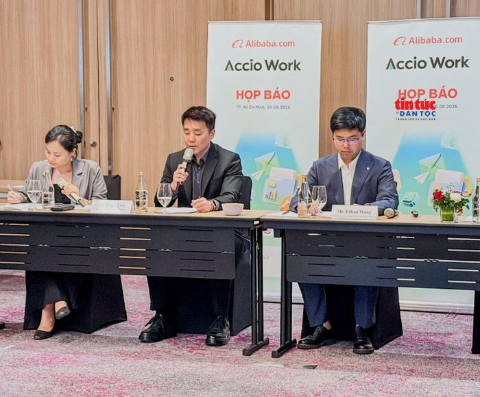 Ông Roger Luo, Giám đốc khu vực Nam Á và Đông Nam Á của Alibaba.com chia sẻ thông tin trong phiên họp báo.