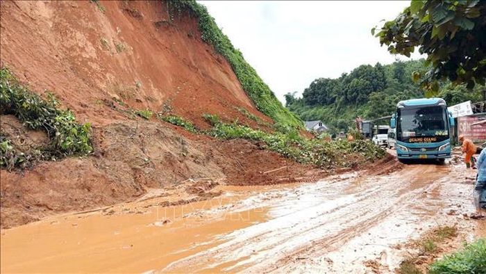 Sạt lở tại đoạn km 51 qua xã Yên Phú (Tuyên Quang) khiến các phương tiện lưu thông gặp nhiều khó khăn.