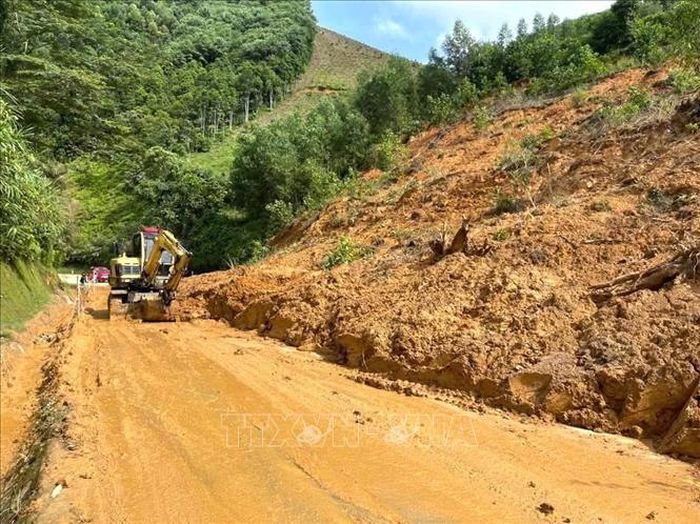 Máy móc được huy động khắc phục điểm sạt lở taluy dương tại khu vực Đèo Oai, km 115 Quốc lộ 2C, xã Trung Sơn (Tuyên Quang).