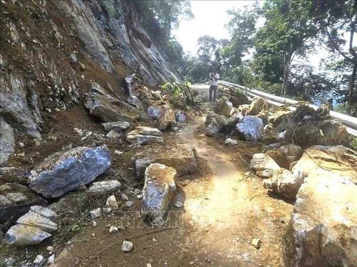 Đất, đá sạt xuống đường thôn Thượng Lâm, xã Minh Tân (Tuyên Quang) gây ảnh hưởng đến giao thông.