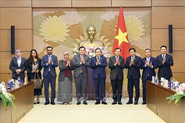 Chủ tịch Quốc hội Trần Thanh Mẫn với đại biểu. Ảnh: Doãn Tấn /TTXVN