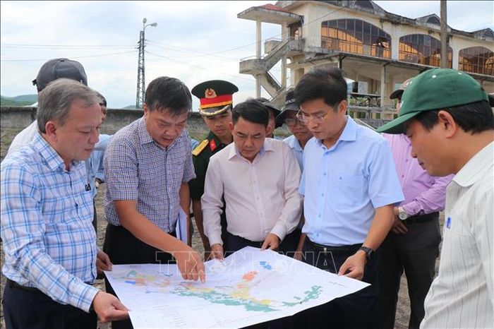 Phó Chủ tịch Ủy ban nhân dân tỉnh Quảng Ngãi Đỗ Tâm Hiển kiểm tra an toàn công trình hồ chứa nước Núi Ngang.
