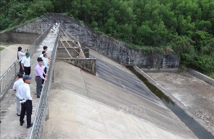 Đoàn công tác của lãnh đạo UBND tỉnh Quảng Ngãi kiểm tra an toàn công trình hồ chứa nước Liệt Sơn.