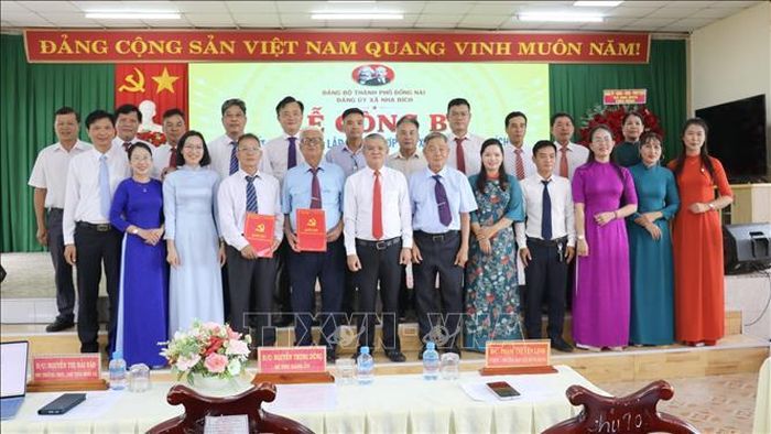 Lãnh đạo xã Nha Bích và Chi bộ Hợp tác xã Yến sào Nha Bích.