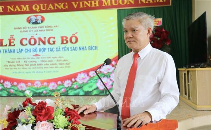 Bí thư Đảng ủy xã Nha Bích Nguyễn Trung Dũng phát biểu giao nhiệm vụ cho Chi bộ Hợp tác xã Yến sào Nha Bích.