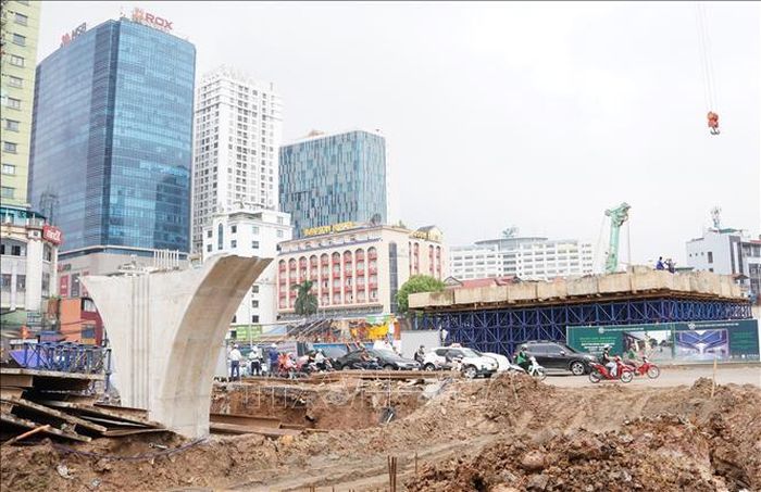 Đẩy nhanh tiến độ thi công cầu vượt tại nút giao Nguyễn Chí Thanh. Ảnh: Nguyễn Thắng/TTXVN