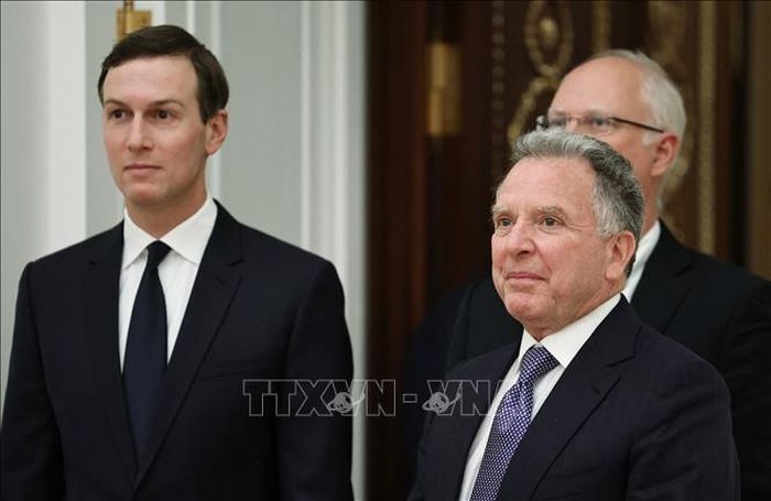 Đặc phái viên Mỹ Steve Witkoff (phải, phía trước) cùng ông Kushner tới Moskva để hội kiến Tổng thống Liên bang Nga Vladimir Putin về cuộc xung đột ở Ukraine ngày 2/12/2025. Ảnh: Anadolu Agency/TTXVN