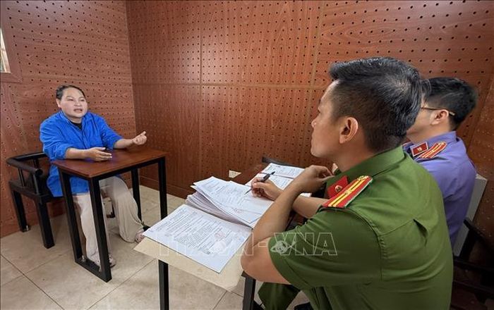 Đối tượng Văn Thị Thúy tại cơ quan Công an. Ảnh: TTXVN phát