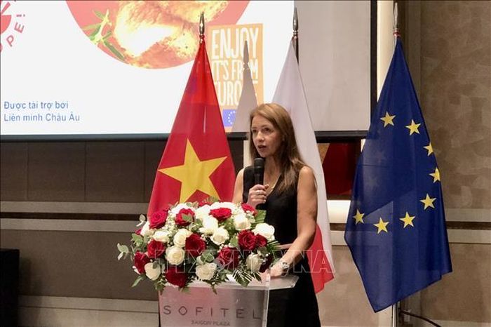 Bà Bozena Wroblewska, Chủ tịch Trung tâm Xúc tiến thuộc Phòng Thương mại Ba Lan phát biểu.