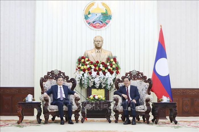 Thủ tướng Chính phủ Lào Sonexay Siphandone (phải) tiếp PGS.TS Đoàn Minh Huấn, Ủy viên Bộ Chính trị, Giám đốc Học viện Chính trị quốc gia Hồ Chí Minh đến chào xã giao. Ảnh: Xuân Tú/TTXVN