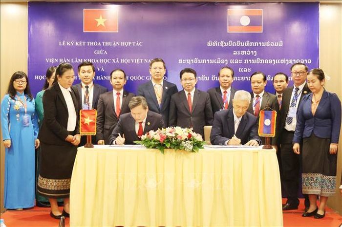 GS. TS Lê Văn Lợi, Chủ tịch Viện Hàn lâm Khoa học xã hội Việt Nam và TS. Anouphap Tounalom, Giám đốc Học viện Chính trị và Hành chính quốc gia Lào ký Biên bản hợp tác khoa học giai đoạn 2026 - 2030. Ảnh: Xuân Tú/TTXVN