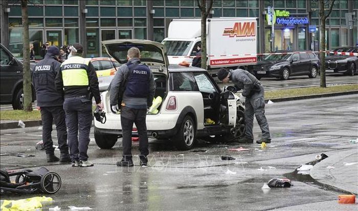 Cảnh sát điều tra tại hiện trường vụ xe ô tô lao vào đám đông ở Munich, Đức ngày 13/2/2025. Ảnh: Kyodo/TTXVN