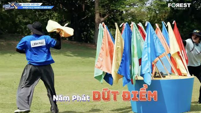 Nam MC lo lắng khi thử thách phải chọn những lá cờ màu khác nhau. Ảnh: CMH.