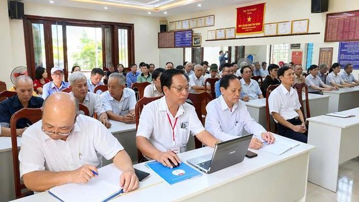 Các đại biểu và người dân tham dự hội nghị.