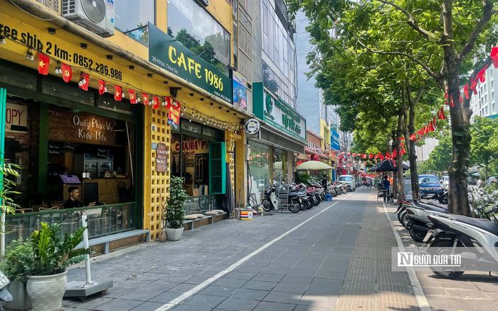 Theo ghi nhận, trên phố Khúc Thừa Dụ tập trung nhiều nhà hàng, quán ăn, quán nước, cafe...