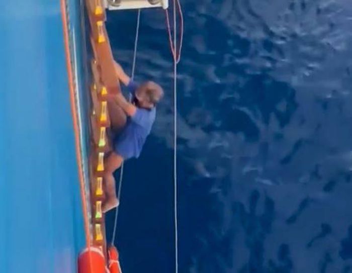 Người đàn ông được tìm thấy còn sống sau 26 ngày lênh đênh trên biển. Ảnh cắt từ clip/Newsflare