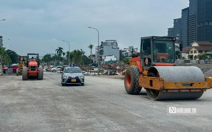 Thông tin với báo chí, đại diện Ban Quản lý dự án Đầu tư hạ tầng phường Tây Hồ cho biết, đến nay dự án đã cơ bản hoàn thành công tác thảm bê tông nhựa thô mặt đường.