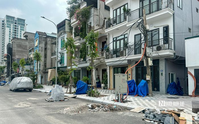 Các đơn vị thi công đang tập trung hoàn thiện hệ thống hạ tầng kỹ thuật, chỉnh trang vỉa hè, cây xanh, chiếu sáng, sơn kẻ đường và những hạng mục còn lại để phấn đấu hoàn thành giai đoạn 1 trong tháng 8/2026.