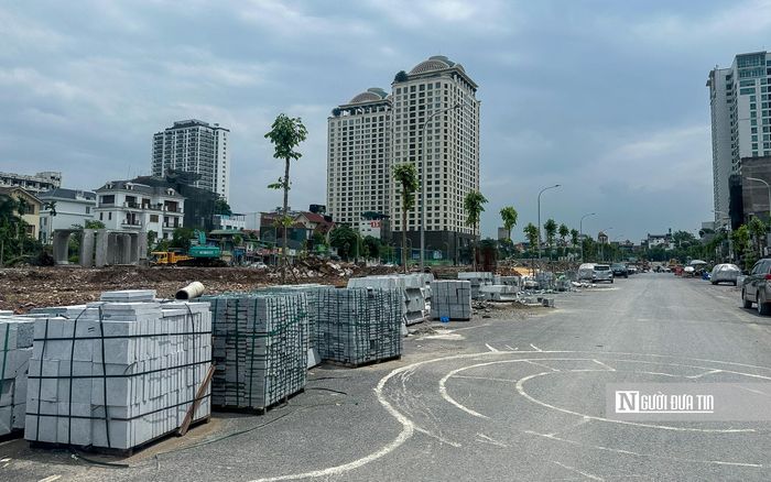 Đồng thời, các đơn vị thi công phải thực hiện đầy đủ các biện pháp che chắn, tưới nước chống bụi, bổ sung hệ thống rào chắn, biển báo, đèn cảnh báo và phương án phân luồng giao thông, bảo đảm an toàn tuyệt đối cho người dân.