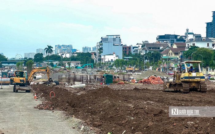 Theo ghi nhận, không khí thi công trên công trường dự án vẫn diễn ra khẩn trương khi các nhà thầu đồng loạt triển khai những hạng mục cuối cùng.