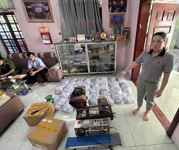Công an thu giữ số lượng lớn thuốc Đông y đóng gói cùng máy móc, phương tiện phục vụ việc sản xuất. Ảnh: Công an nhân dân.