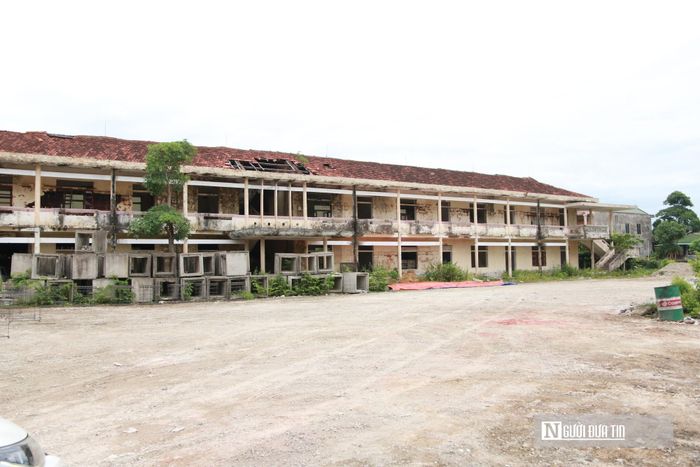 Trước đây, trường THCS Đông Vĩnh đã buộc phải dừng hoạt động và đóng cửa vì khói bụi ô nhiễm, khiến hơn 1.000 học sinh phải chuyển đến địa điểm khác để tiếp tục học tập. Do không thể sử dụng cho công tác dạy và học, khuôn viên trường học này đã bị bỏ hoang trong nhiều năm nay, trở thành một sự lãng phí lớn về cơ sở vật chất ngay giữa lòng đô thị.