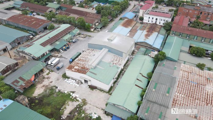 Việc các doanh nghiệp sản xuất trong cụm công nghiệp sát vách nhà dân đã làm phát sinh hàng loạt bất cập, khiến người dân khối Vĩnh Yên, phường Thành Vinh liên tục phản ánh về tình trạng khói bụi và nguy cơ cháy nổ. Hầu hết các hộ dân sống xung quanh cụm công nghiệp đều bày tỏ sự đồng tình và vui mừng trước quyết định đưa CCN Đông Vĩnh ra khỏi quy hoạch tỉnh. Đồng thời kiến nghị chính quyền địa phương triển khai phương án di dời trong thời gian sớm nhất.“Tình trạng ô nhiễm khói bụi xảy ra thường xuyên, nhất là khu vực sản xuất chế biến gỗ, hạt nhựa. Người dân chúng tôi đã nhiều lần kiến nghị lên chính quyền cấp trên để giải quyết vấn đề ô nhiễm. Nguyện vọng lớn nhất của bà con là mong muốn chính quyền địa phương sớm triển khai lộ trình thực tế, nhanh chóng di dời dứt điểm các nhà xưởng này ra khỏi khu dân cư để tránh tình trạng ô nhiễm môi trường”, bà Nguyễn Thị Nga, trú tại khối Vĩnh Yên, cho biết.