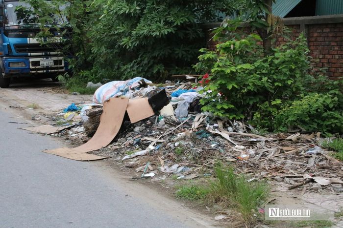 Có một số điểm tập kết rác thải tự phát trên vỉa hè tạo nên khung cảnh nhếch nhác. 