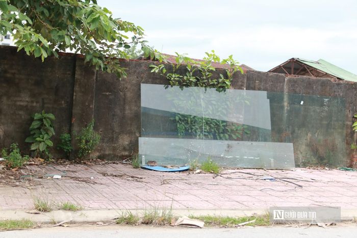 Bên cạnh nỗi ám ảnh về khói bụi, tiếng ồn máy móc, CCN Đông Vĩnh hiện lên với một khung cảnh hết sức nhếch nhác sau hơn hai thập kỷ hoạt động. Tại khu vực vỉa hè quanh các xưởng sản xuất, xỉ thải và vô số những tấm kính vỡ, kính thừa bị vứt chỏng chơ, ngổn ngang.