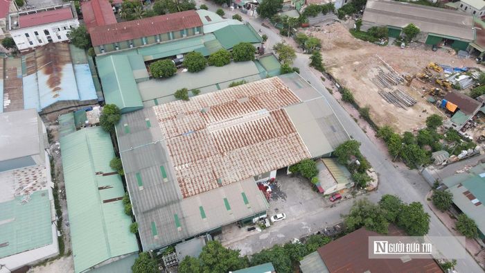 Ông Nguyễn Sỹ Diệu, Chủ tịch UBND phường Thành Vinh, cho biết, vị trí hiện tại của CCN Đông Vĩnh đã không còn phù hợp với quy hoạch phát triển đô thị trong dài hạn. Việc tiếp tục duy trì CCN này sẽ rất khó đáp ứng các quy chuẩn mới về môi trường, phòng cháy, chữa cháy cũng như yêu cầu xây dựng đô thị văn minh. Đây cũng là lý do trước đó UBND phường Thành Vinh đã có văn bản đề xuất lên cấp trên để đưa cụm công nghiệp này ra khỏi quy hoạch của tỉnh. Về lộ trình di dời các nhà xưởng, đại diện UBND phường cho biết phải chờ kế hoạch từ phía tỉnh để có căn cứ triển khai thực hiện.