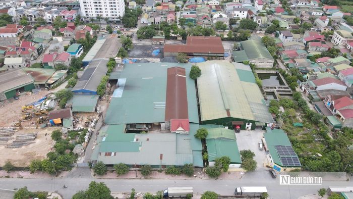 Đồng tình với bà Nga, ông Nguyễn Văn Tâm, một người dân sinh sống sát cụm công nghiệp Đông Vĩnh, chia sẻ: "Khi nghe tin tỉnh có quyết định di dời các xưởng sản xuất đi nơi khác, chúng tôi rất mừng vì ở đây ô nhiễm quá. Người dân đã nhiều lần kiến nghị lên UBND phường để giải quyết dứt điểm. Cứ tầm 5h sáng là các nhà xưởng bắt đầu đốt, khói bốc lên mù mịt kèm theo mùi khét lẹt rất khó thở. Hệ quả nghiêm trọng nhất là học sinh trường THCS Đông Vĩnh đã buộc phải chuyển đi nơi khác vì không chịu nổi vì ô nhiễm khói bụi".