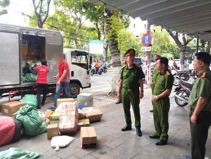 Đồng loạt ra quân kiểm tra, thử test ma túy đối với shipper công nghệ và nhân viên giao hàng. Ảnh: Công an Tp.Đà Nẵng