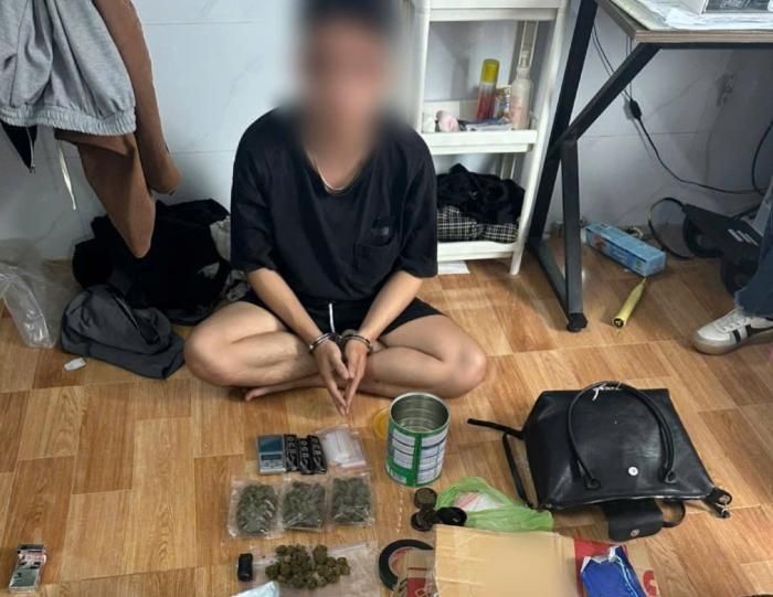 Bắt giữ đối tượng liên quan đến ma túy, thu giữ gần 200 gam thảo mộc nghi là cần sa. Ảnh: Công an thành phố Đà Nẵng