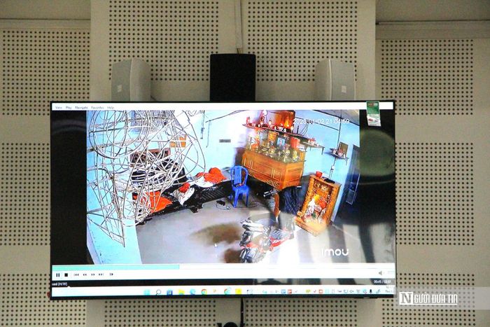 Dữ liệu camera thể hiện bị cáo dùng tay xoay ống kính về phía bức tường trước thời điểm cháu bé tử vong.