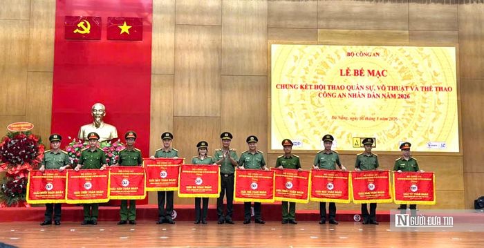 Ban tổ chức trao giải cho các tập thể đạt thành tích tại hội thao.