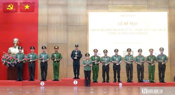 Các vận động viên nhận huy chương vàng, bạc, đồng sau khi đạt thành tích cao tại hội thao.