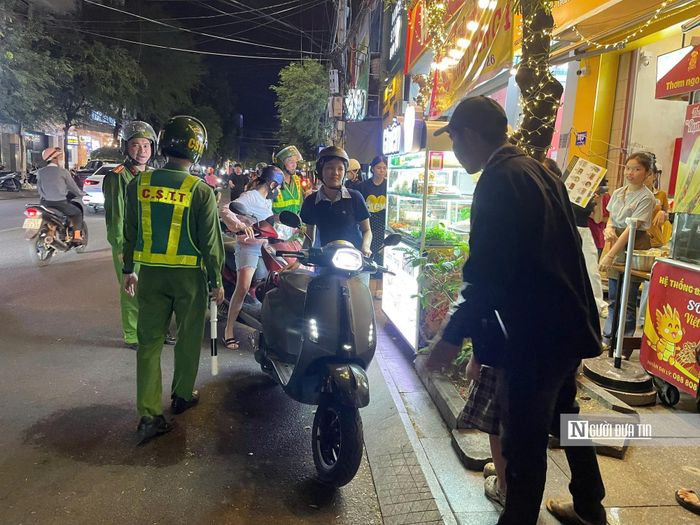 Lực lượng chức năng kiểm tra, nhắc nhở và xử lý các trường hợp lấn chiếm vỉa hè ở Quy Nhơn trong thời gian qua.