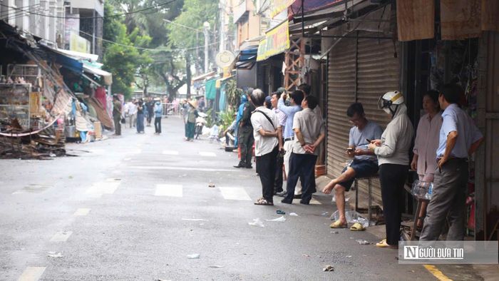Lực lượng chức năng có mặt tại hiện trường, triển khai khám nghiệm sau vụ cháy khu Thương mại Biên Hòa.