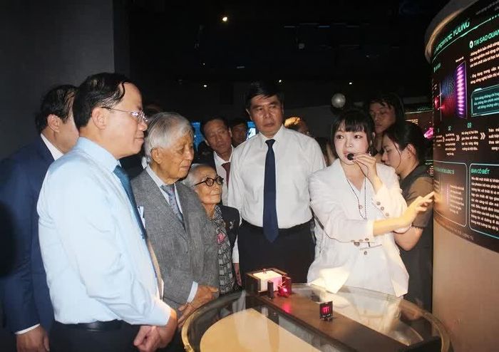 Lãnh đạo tỉnh Gia Lai và các nhà khoa học tham quan Trung tâm Giải mã lượng tử Quang Trung vừa đi vào hoạt động tại Trường Đại học Quang Trung.