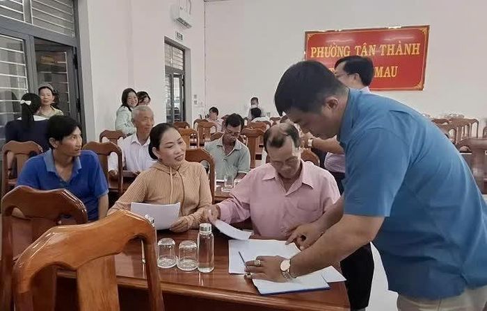 Người dân đồng ý ký xác nhận vào phương án hỗ trợ của chính quyền địa phương công bố.