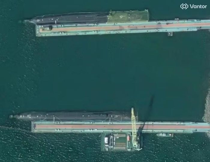 Ảnh vệ tinh chụp các tàu ngầm hạt nhân ở Kamchatka cũng đã lắp đặt lưới thép chống UAV. Ảnh: QQnews.