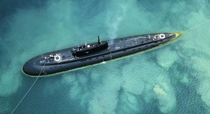 Ảnh vệ tinh chụp một tàu ngầm Kilo 636.6 neo đậu ở căn cứ Novorossiysk. Ảnh: QQnews.