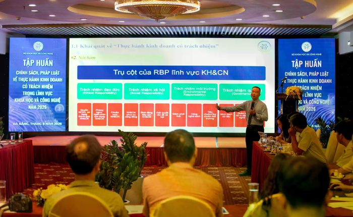 TS Nguyễn Tiến Đạt, Khoa Luật Kinh tế, Học viện Chính sách và Phát triển, Bộ Tài chính trình bày tại hội nghị. Ảnh XM.