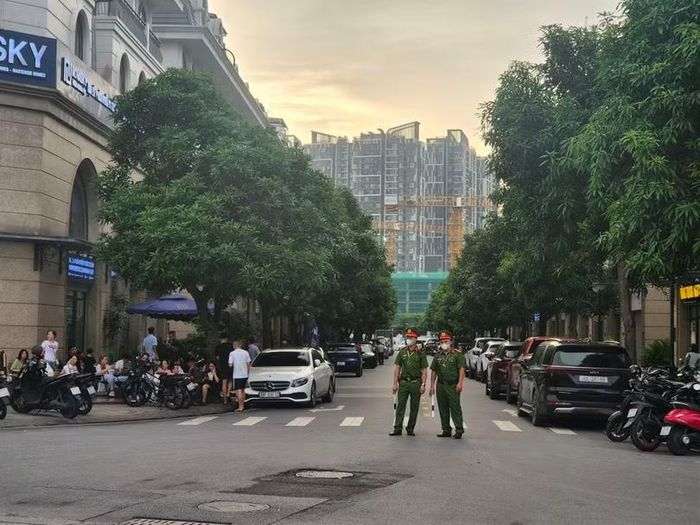 Sự xuất hiện của cảnh sát tại nhà Huấn "Hoa Hồng" thu hút sự chú ý của nhiều người dân trong khu vực. Ảnh: L.V.