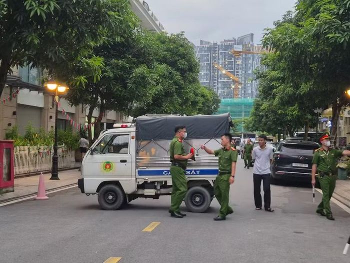 Cảnh sát xuất hiện ở nhà Huấn "Hoa Hồng". Ảnh: L.V.