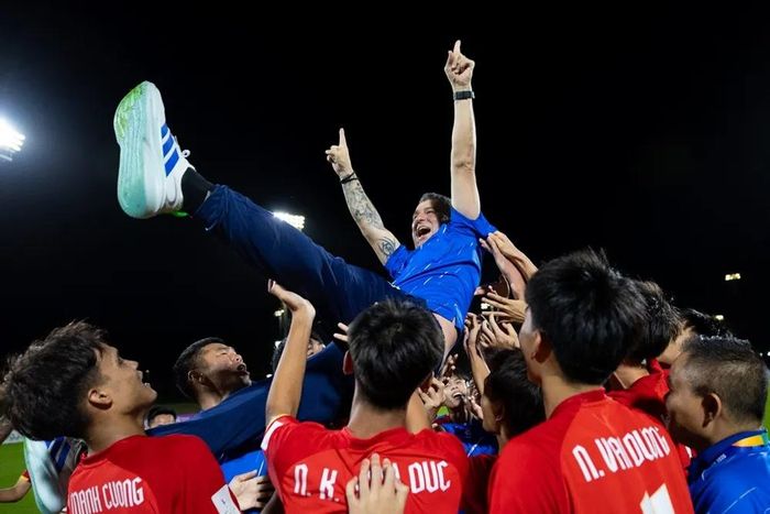 HLV Roland và nhiều cầu thủ trẻ lò Hà Nội giúp U17 Việt Nam giành vé đi World Cup.