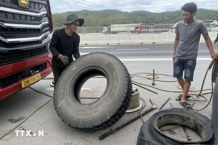 Nhiều lốp xe bị đâm thủng bởi các vật sắc nhọn trên cao tốc đang được chờ vá. (Ảnh: Tường Quân/TTXVN)