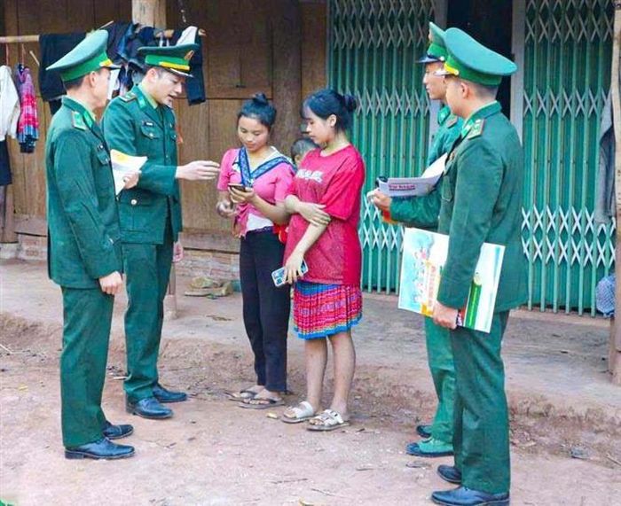 Tổ truyền thông số của Đồn Biên phòng Nậm Nhừ hướng dẫn người dân cài đặt ứng dụng VNeID. Ảnh: TTXVN phát