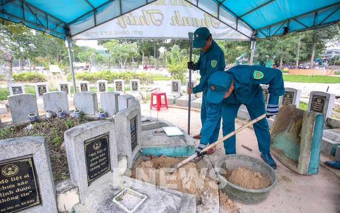 Các phần mộ liệt sĩ chưa có thông tin được các lực lượng tích cực lấy mẫu ADN, phục vụ xác định danh tính và trả lại tên cho các Anh hùng liệt sĩ. Ảnh: Giang Phương – TTXVN 